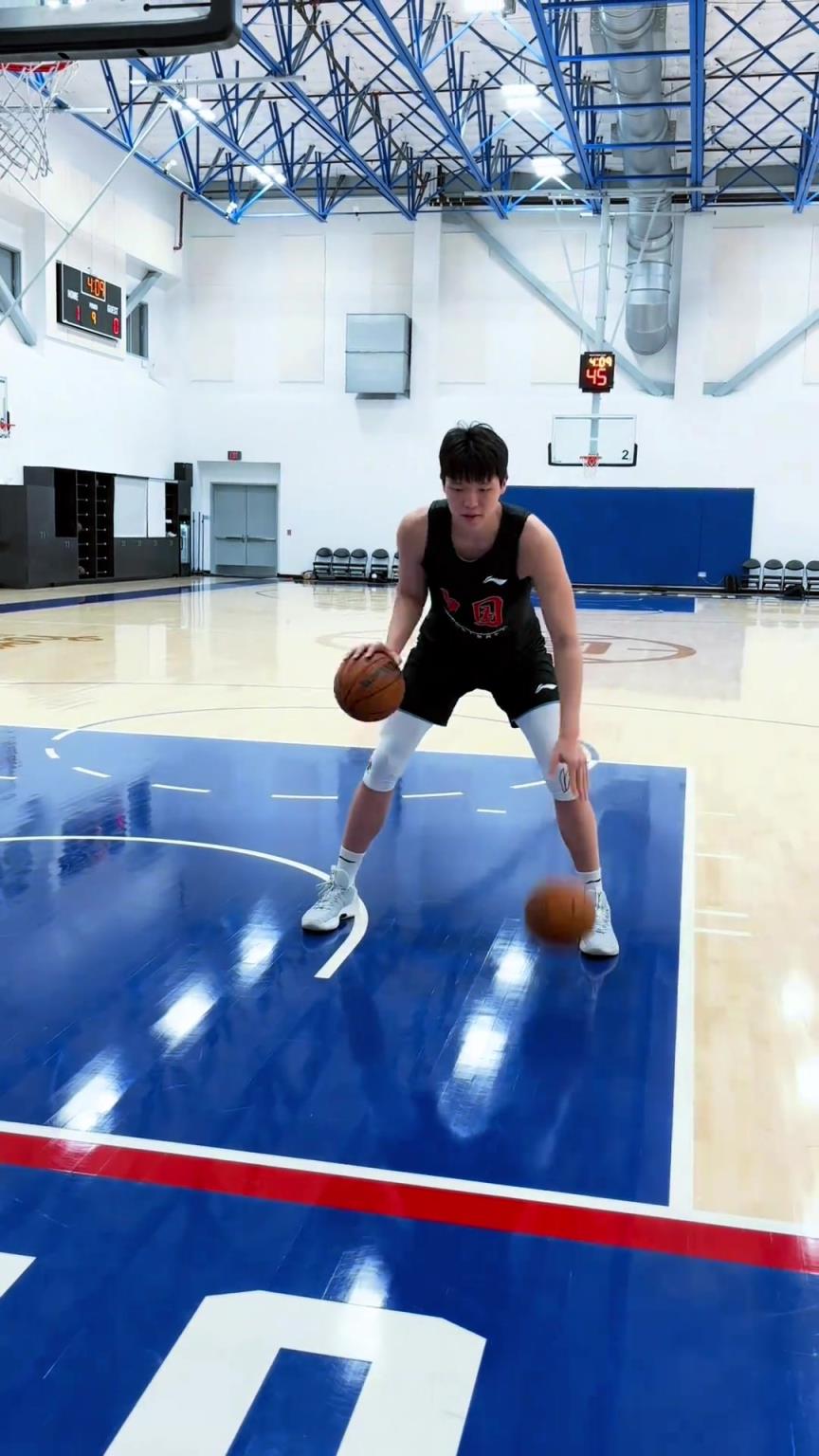 杨瀚森今日份训练！这个左右手运球协调性真不错