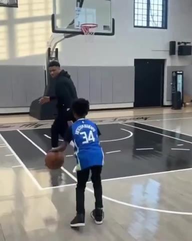 交易价值急剧下降！字母哥和小球迷单挑被当面绝杀